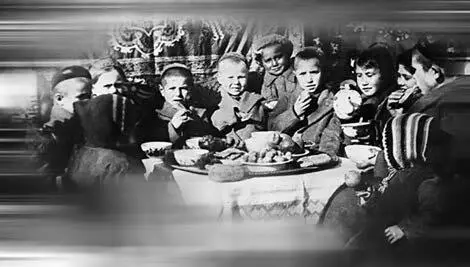 На узловых железнодорожных станциях многих крупных городов России с первых дней - фото 2
