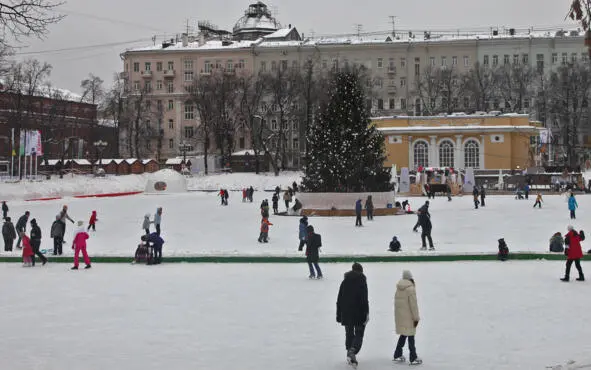 На прудах каток Я стою и тихонько радуюсь за тех кто нарезает круги по - фото 2