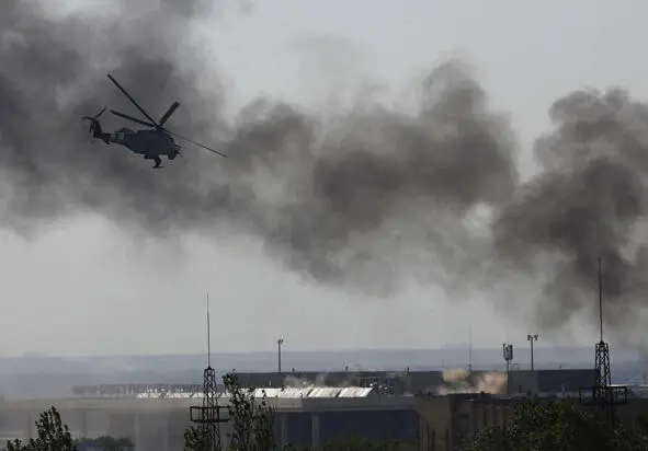 Укр военный вертолет атакует ополченцев на крыше терминала аэропорта 26 мая - фото 4