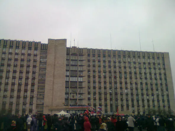 Здание ОГА в Донецке 14 апреля 2014 Днем митинг в поддержку восставших - фото 8