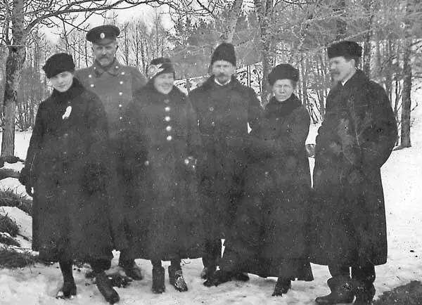 Семья Шустовых Третья слева Шустова Александра Гавриловна моя бабушка дед - фото 11