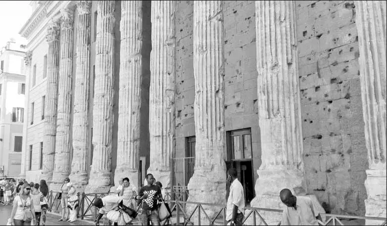 Боком к дворцу Киджи стоит дворец ВедекиндPalazzo Wedekind его легко узнать - фото 23