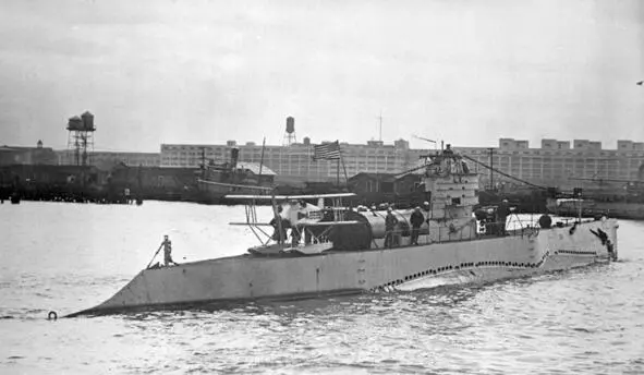 На борту подводной лодки ВМС США S1 SS105 оборудованной авиационным ангаром - фото 9
