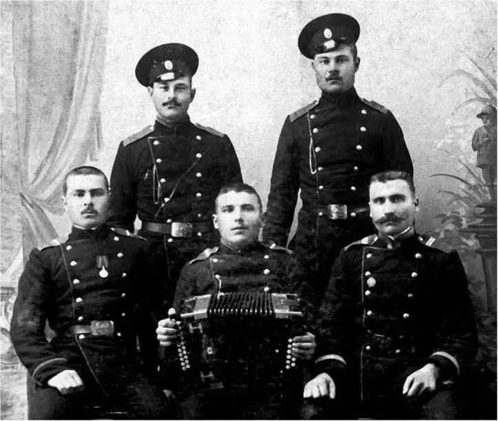Офицеры Российской армии Из фондов УГМ В начале апреля 1917 года сторонники - фото 2