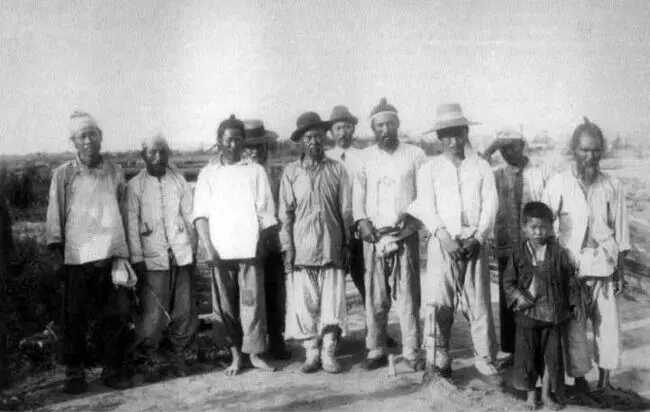 Группа корейских рабочих на строительстве железной дороги 18911897 гг - фото 1