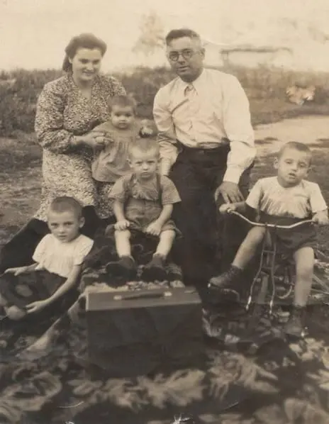 Наша семья в 1953 году У молдован нанаши это посаженные на свадьбе которые - фото 1