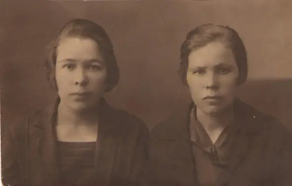 Справа мать Геннадия Анна Васильевна Юшкова слева тетя сестра матери - фото 1