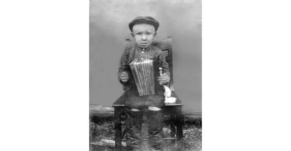 Геннадий четыре года 1936 год Когда кончилось младшее детство Гена стал - фото 2