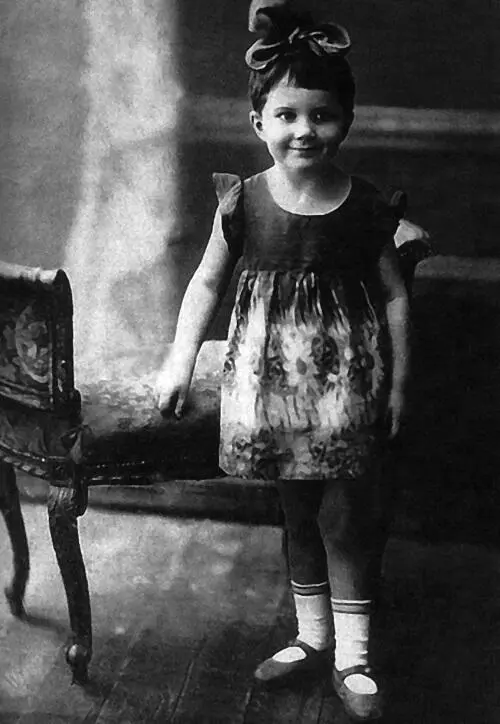 Элина Быстрицкая в детстве 1930е гг Когда началась война Элине было - фото 1