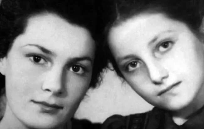 Элина Быстрицкая с сестрой Софьей 1941 г Мама умоляла меня сберечь сестру Я - фото 5