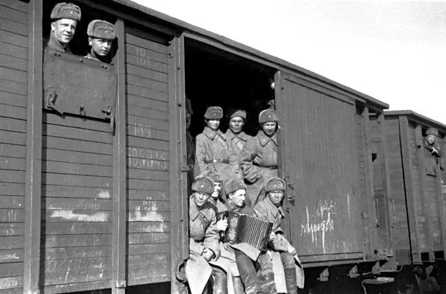 Солдаты в товарном вагоне теплушке едут на защиту Москвы 1942 г Что такое - фото 6