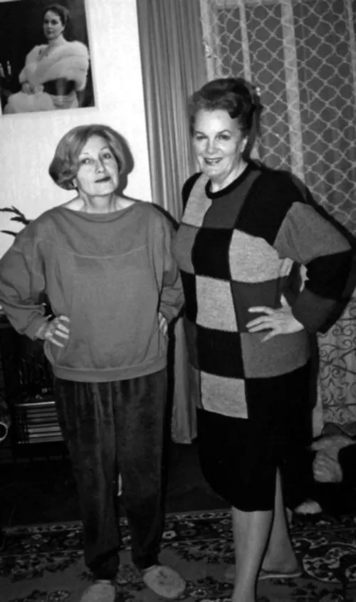 Элина Быстрицкая с сестрой Софьей 2010е гг Элина устроилась на трехгодичные - фото 13