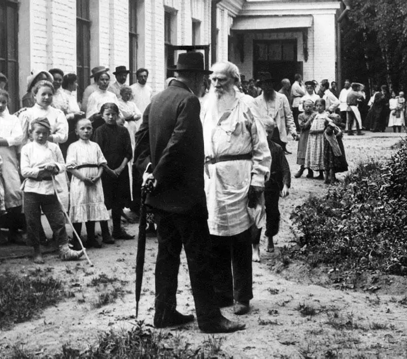 Лев Николаевич однажды побывал в губернской психиатрической больнице доктора - фото 17