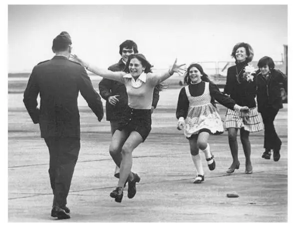 В 1973 году закончилась война во Вьетнаме и сотни пленных американских солдат - фото 10