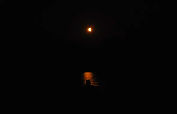 На этом фоне прямо на маленьком пирсе едва освещённом луной нахожу ребят - фото 14