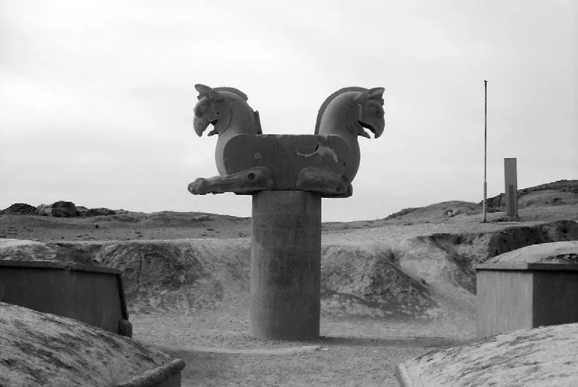 Археологи в 1933 году нашли два каменных контейнера с золотой и серебряной - фото 31