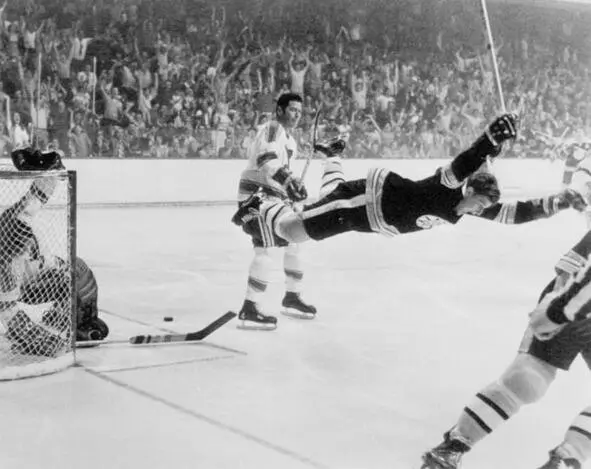 Bobby Orr в полете Летающий Бобби Орр забрасывает шайбу в ворота SL Blues - фото 26