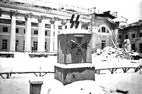 Фасад Александровского дворца и памятник на могиле немецких солдат Конец - фото 16