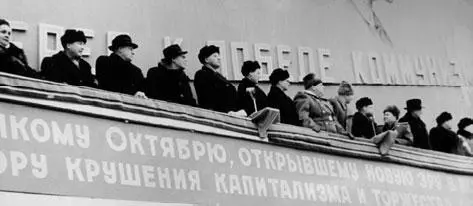 Серов Дворец культуры металлургов во время праздничной демонстрации Октябрь - фото 12