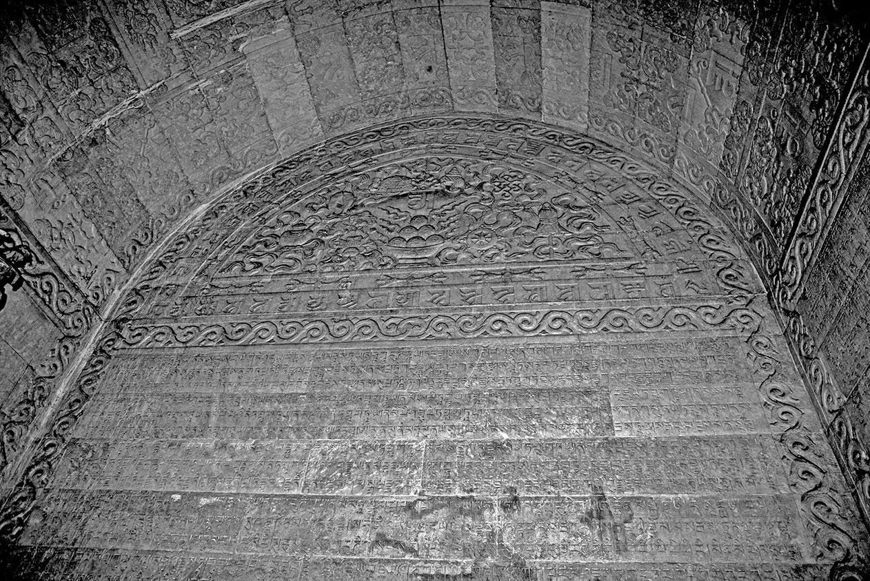 Рис 60 Стены и своды подземных помещений гробницы Цяньлуна сплошь покрыты - фото 60