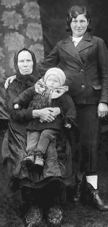 Бабушка тетя Нина и я 11 мая 1941 года В начале войны моя жизнь в деревне - фото 12