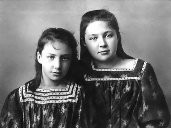 Марина справа и Анастасия Цветаевы 1905 Путь Цветаевой в поэзию был прям и - фото 2