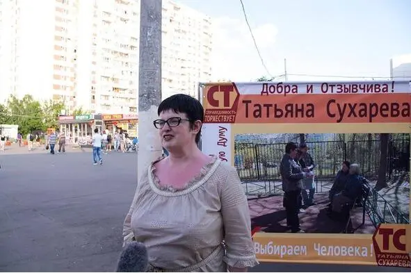 Татьяна Сухарева дает интервью рядом с агитационным кубом на праймериз Моя - фото 2