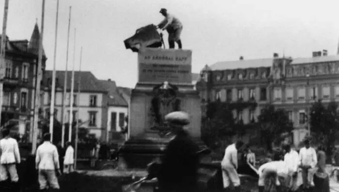 Разрушение памятников генералам Раппу и Брюа в Кольмаре летом 1940 года Надо - фото 3