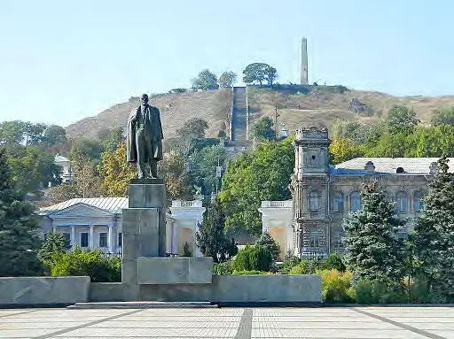 Вид на гору Мидтридат с центральной площади Фото KBDA3200WIKIMEDIACOMMONS - фото 23