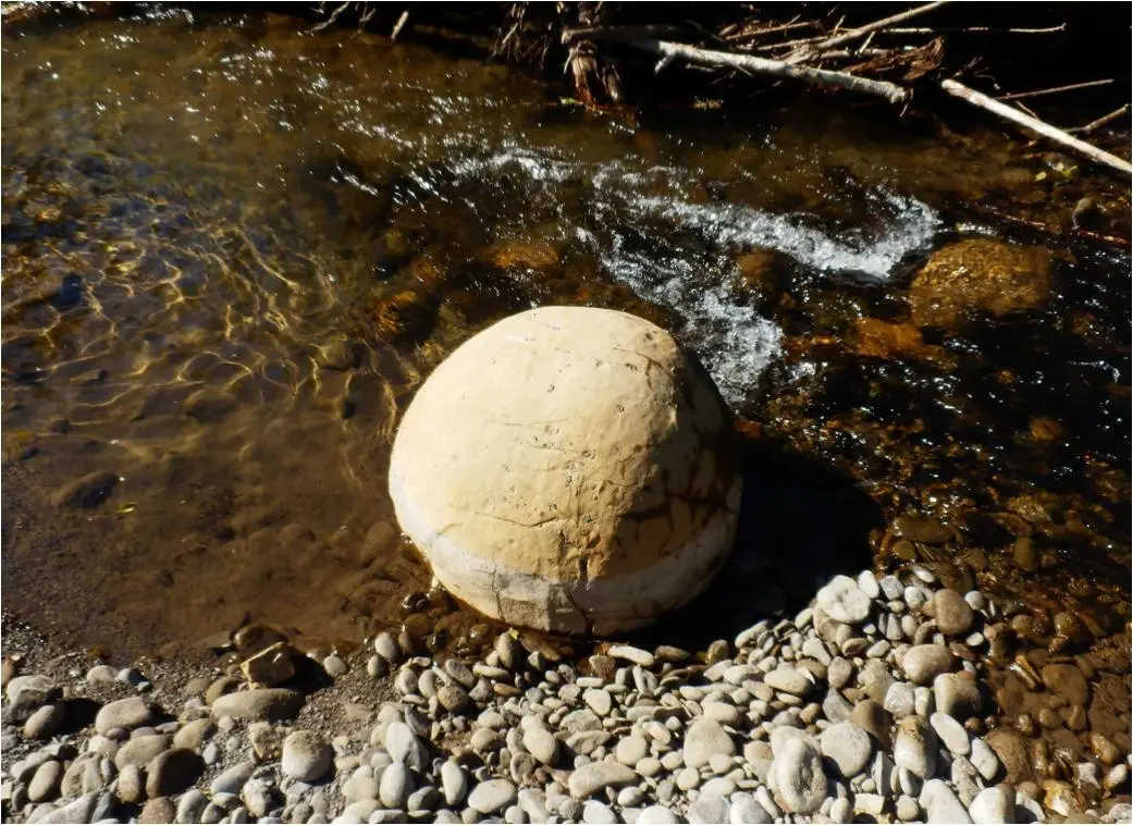 Интересное творение природы Через полчаса пути попался ещё один каменный шар - фото 9