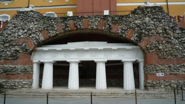Грот Памятник Патриарху Ермогену Поставлен в 2013 году Памятник Патриарху - фото 8