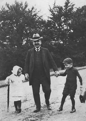 Варбург с детьми дочерью Фреде и сыном Максом Адольфом Ок 1907 г Первая - фото 3