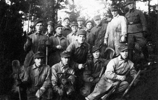 Финские солдаты в рабочих комбинезонах на строительстве укреплений Подпись на - фото 21