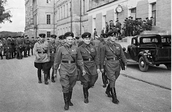 Выпускники Военной Академии им Сталина Москва июнь 1941 года Занятия в - фото 4
