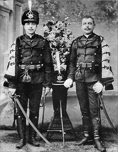 Нижние чины лейбгвардии Гусарского полка в парадном обмундировании 1910е гг - фото 6