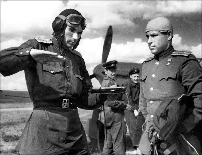 Майор Архипенко справа во время разбора полетов лето 1947 г 23 марта 1944 - фото 3
