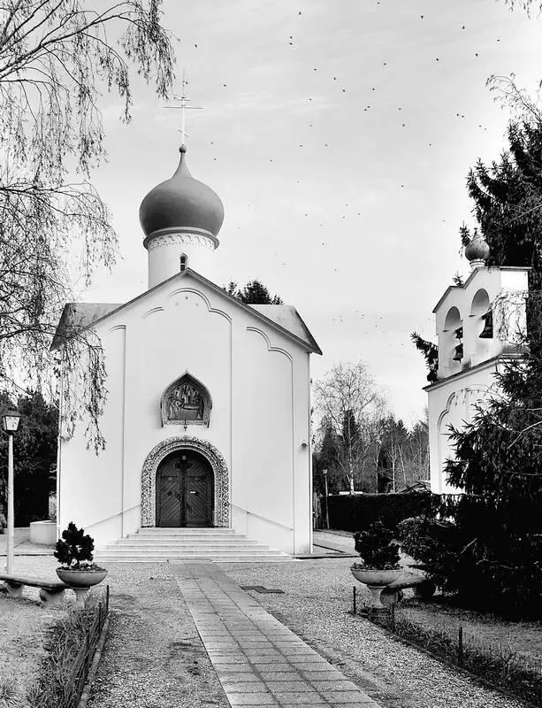 Успенский храм на кладбище СентЖеневьевдеБуа был построен в 1939 году по - фото 3