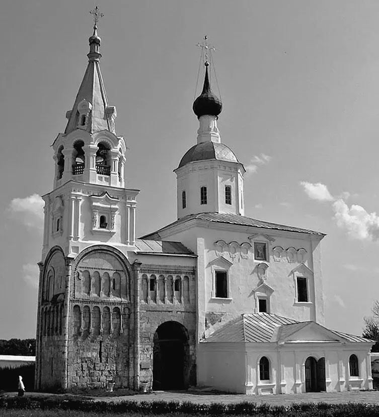 Боголюбово Лестничная башня замка место убийства князя Андрея По словам - фото 5