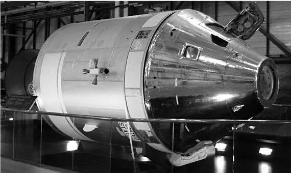 Рис 115 Корабль Аполлон в конфигурации достаточной для путешествия к Луне - фото 19