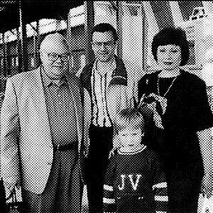 Аркадий Шевченко с детьми и внуком 8 апреля 1978 года стало началом самого - фото 3