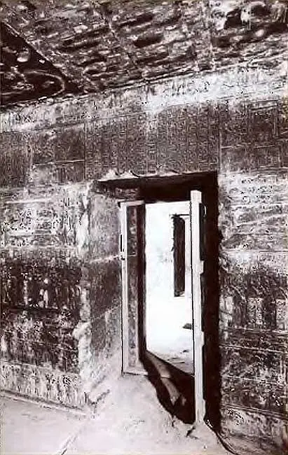 Внутреннее алтарное помещение Восточной часовни расположенной на крыше - фото 168