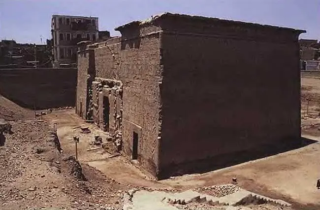 Большой храм Эсны Вид с юга Сегодня храм оказался на дне глубокого - фото 178