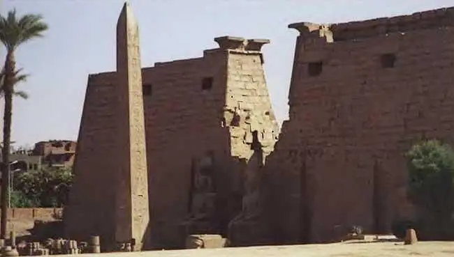 Главный вход в Луксорский храм Фотография 2002 года Главный вход в - фото 248