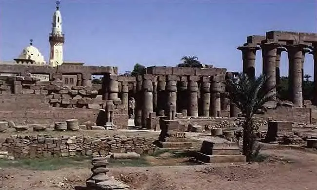 Луксорский храм Фотография 2002 года Главный вход в Луксорский храм Вид - фото 252