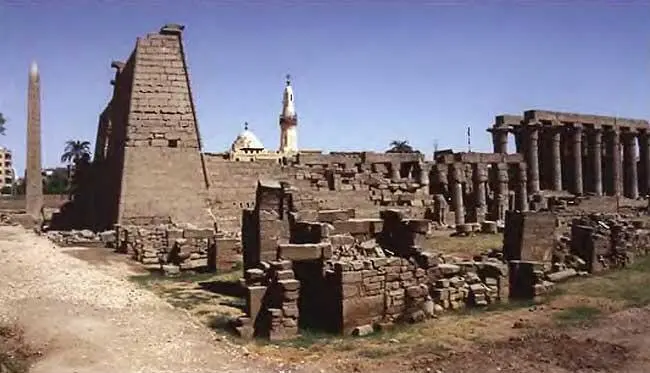 Главный вход в Луксорский храм Вид со стороны Нила Фотография 2002 года - фото 253