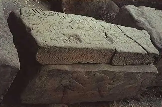 Луксорский храм Старые камни с арабскими надписями Лежат там куда посетители - фото 267