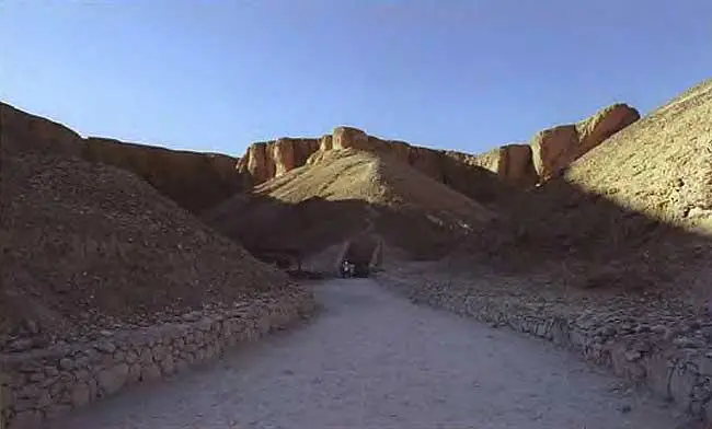 Долина царей Фотография 2005 года Каменный холм напоминающий курган в - фото 287