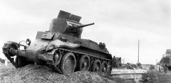Подбитые танки КВ1 и немецкий PzIII Боевое крещение советские - фото 8