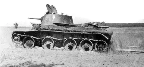 Сгоревший в атаке на г Немиров танк БТ7М из состава 1го взвода 1й роты 1 - фото 16