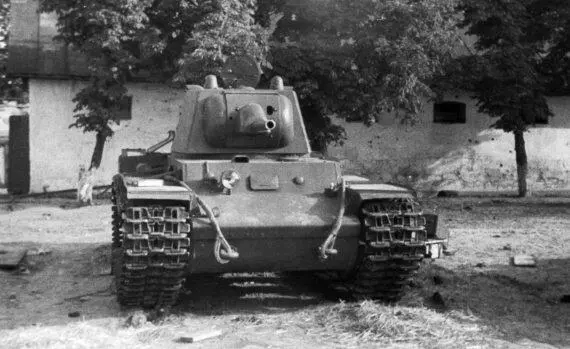 Оставленный в парке танк КВ1 первых серий орудие Л11 пистолетный порт - фото 20